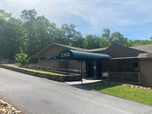 exterior of group rooms and dining hall building at English Mountain Recovery - TN alcohol rehab for men, Evernorth’s Center of Excellence Award